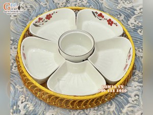 Bộ khay sứ 5 cánh hoa men kem vẽ Đào đỏ, khay mây