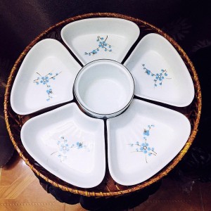 Bộ khay sứ 5 cánh hoa men trắng vẽ hoa đào xanh, khay mây