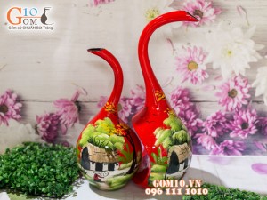 Bộ lọ hoa sơn mài dáng thiên nga vẽ cảnh làng quê nền đỏ cao 45cm