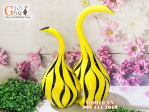 Bộ lọ hoa sơn mài dáng thiên nga vẽ sọc nền vàng cao 45cm