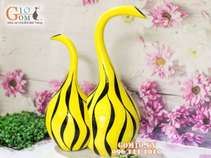 Bộ lọ hoa sơn mài dáng thiên nga vẽ sọc nền vàng cao 45cm