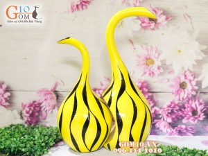 Bộ lọ hoa sơn mài dáng thiên nga vẽ sọc nền vàng cao 45cm