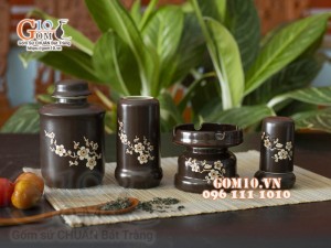 Bộ phụ kiện men nâu khắc hoa mai trắng - chỉ đỏ