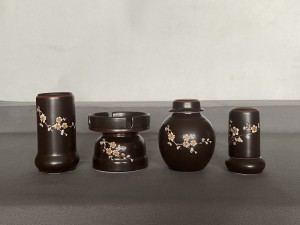 Bộ phụ kiện men nâu khắc hoa mai trắng