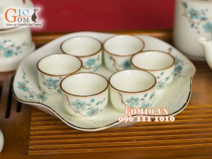 Bộ quả hồng dẹt men kem vẽ đào xanh khay tròn, đầy đủ phụ kiện