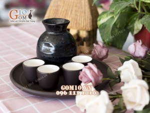 Bộ sake rượu, khay tròn chỉ nâu - chén lòng trắng 330ml