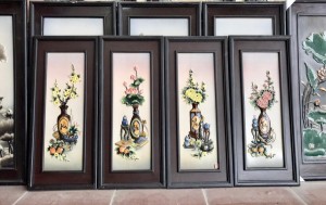 Bộ tranh sứ đắp nổi Cổ Đồ Phú Quý kích thước 75x32cm Bộ tranh sứ đắp nổi Cổ Đồ Phú Quý kích thước 75x32cm