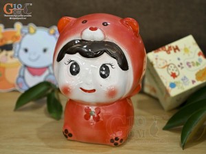 Búp bê tiết kiệm màu đỏ ngộ nghĩnh, cao 17cm