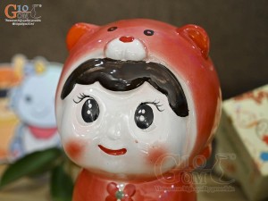 Búp bê tiết kiệm màu đỏ ngộ nghĩnh, cao 17cm