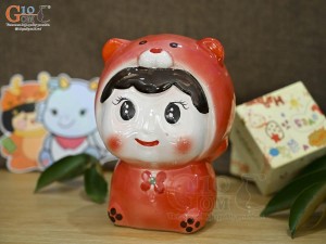 Búp bê tiết kiệm màu đỏ ngộ nghĩnh, cao 17cm