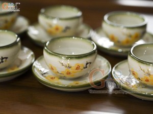 Cặp chén đĩa men vuốt dáng gốc cây vẽ hoa mai vàng