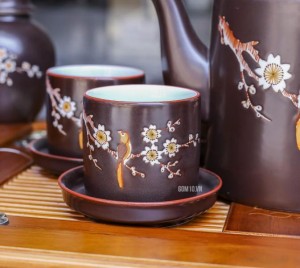 Cặp chén đĩa tích hoa mai trắng - men nâu - chỉ đỏ 