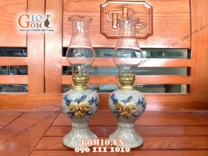 Đôi đèn dầu men rạn đắp nổi đào, cao 15cm