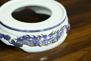 Chân kê bát hương Long Trấn men lam họa tiết Rồng vẽ vàng, đường kính 18cm