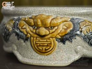 Chân kê đỉnh hạc men rạn đắp nổi Rồng Như Ý, đường kính 25cm