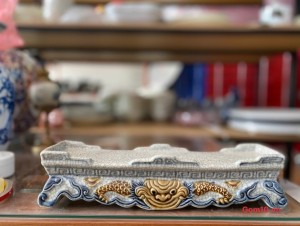 Chân kỷ men rạn đắp nổi rồng