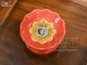 Chân nến men màu đắp nổi Cuốn Thư nền đỏ, đường kính 11cm