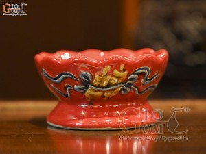 Chân nến men màu đắp nổi Cuốn Thư nền đỏ, đường kính 11cm