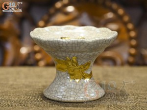 Chân nến men rạn đắp nổi Sen Cát Tường dát vàng 24k, đường kính 9cm