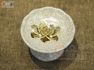Chân nến men rạn đắp nổi Sen Cát Tường dát vàng 24k, đường kính 9cm