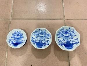 Chân nến thấp men lam vẽ Sen Tài Lộc, đường kính 10cm