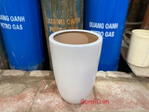 Chậu cây dáng bom men trắng, cao 42cm