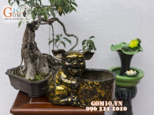 Chậu tượng trồng cây dáng dáng lợn ôm chậu