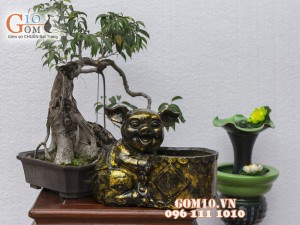 Chậu tượng trồng cây dáng dáng lợn ôm chậu