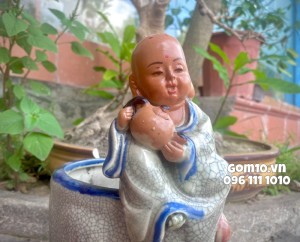 Chậu tượng trồng cây dáng chú tiểu rót trà, cao 24cm