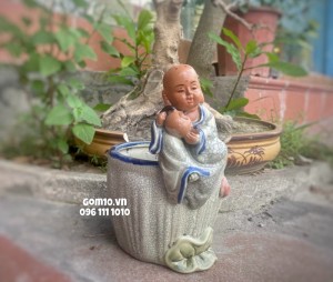 Chậu tượng trồng cây dáng chú tiểu rót trà, cao 24cm