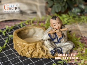 Chậu tượng trồng cây dáng chú bé thổi sáo men rạn, cao 18cm