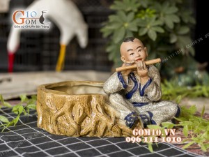 Chậu tượng trồng cây dáng chú bé thổi sáo men rạn, cao 18cm