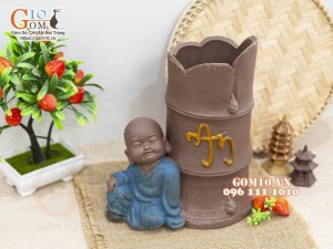 Chậu tượng trồng cây dáng chú Tiểu bên gốc trúc, cao 25cm