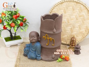 Chậu tượng trồng cây dáng chú Tiểu bên gốc trúc, cao 25cm