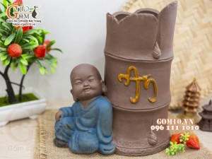 Chậu tượng trồng cây dáng chú Tiểu bên gốc trúc, cao 25cm