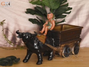Chậu tượng chú tiểu cưỡi trâu kéo xe Tài Lộc, dài 44cm