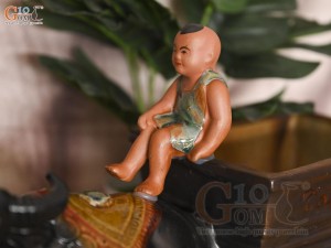 Chậu tượng chú tiểu cưỡi trâu kéo xe Tài Lộc, dài 44cm