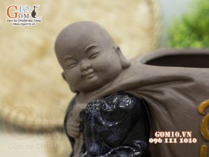 Chậu tượng trồng cây dáng chú Tiểu kéo túi Tài Lộc, cao 17cm