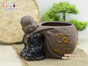 Chậu tượng trồng cây dáng chú Tiểu kéo túi Tài Lộc, cao 17cm