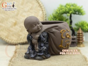 Chậu tượng trồng cây dáng chú Tiểu kéo túi Tài Lộc, cao 17cm