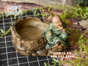 Chậu tượng trồng cây dáng chú tiểu men bóng, cao 18cm