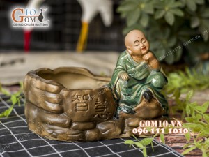 Chậu tượng trồng cây dáng chú tiểu men bóng, cao 18cm