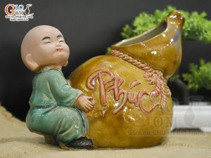 Chậu tượng chú Tiểu nâng hồ lô men màu, cao 20cm
