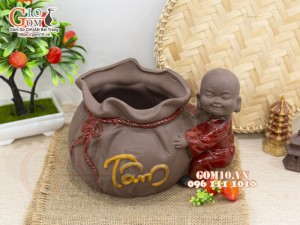 Chậu tượng trồng cây dáng chú Tiểu ôm túi, cao 17cm