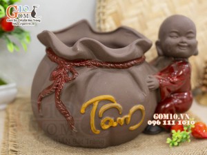 Chậu tượng trồng cây dáng chú Tiểu ôm túi, cao 17cm