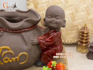 Chậu tượng trồng cây dáng chú Tiểu ôm túi, cao 17cm