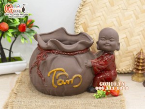 Chậu tượng trồng cây dáng chú Tiểu ôm túi, cao 17cm