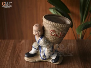 Chậu tượng chú tiểu vác giỏ tài lộc