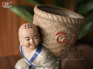 Chậu tượng chú tiểu vác giỏ tài lộc