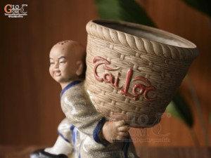 Chậu tượng chú tiểu vác giỏ tài lộc